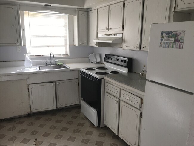 Building Photo - Large 3-2 house in Dania