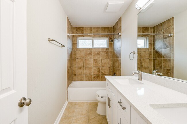 Building Photo - 815 Robins Way