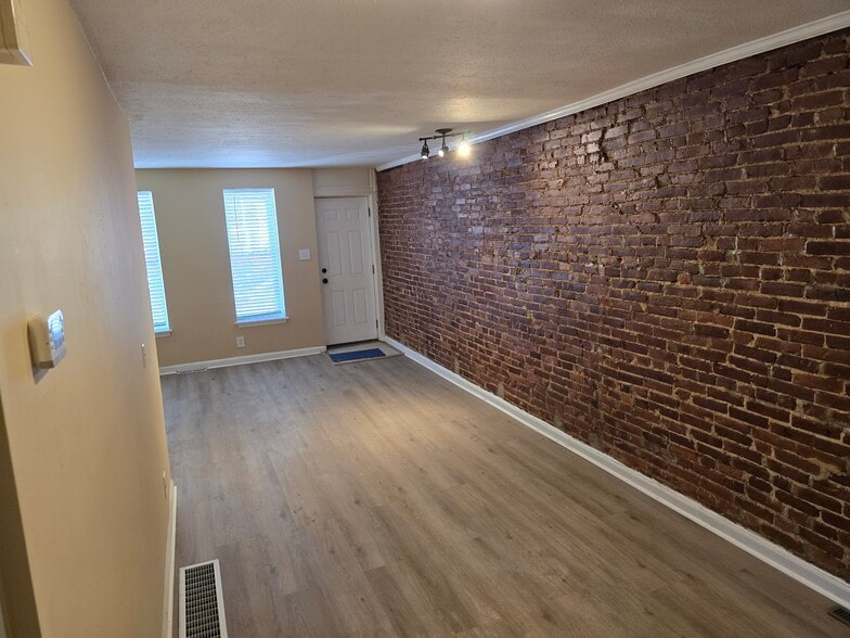 Building Photo - 402 N Franklin St