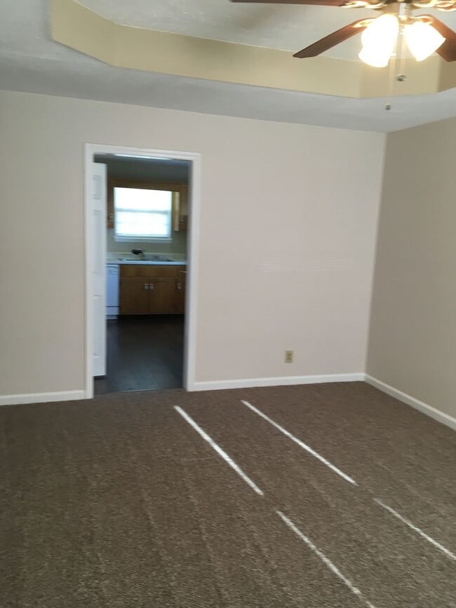 Building Photo - Super cute home close to Fort Campbell