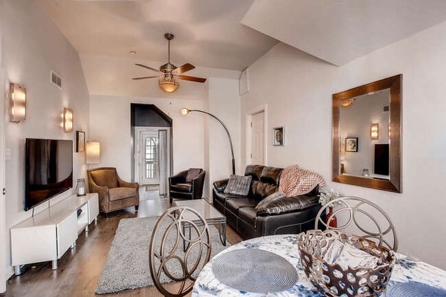 Building Photo - 420 W Oak St