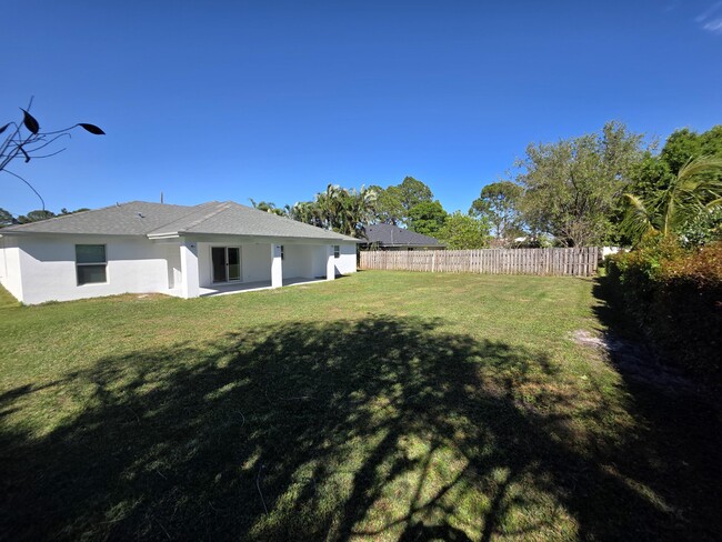 Building Photo - 5996 NW Baynard Dr