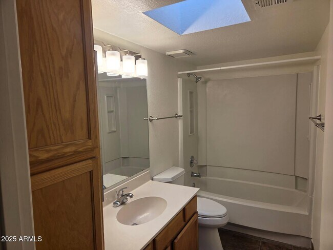 Building Photo - 1315 E Susan Ln