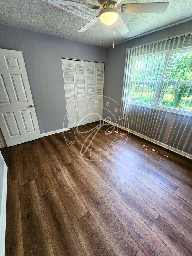 Building Photo - **Beautifully Updated 2-Bedroom Townhome**