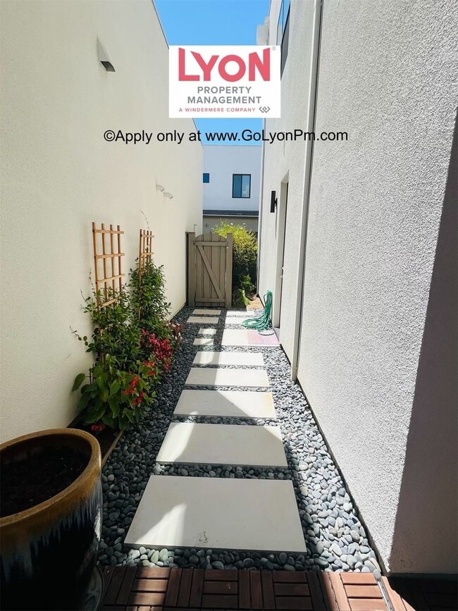 Building Photo - Modern Living in the heart of McKinley Village!