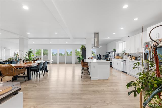 Building Photo - 1400 W Alaska Pl