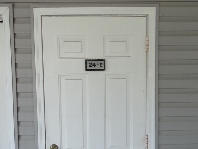 Building Photo - Beautifully Remodeled and Furnished Rental...