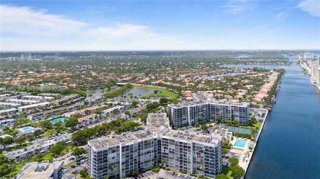 Building Photo - 1000 Parkview Dr