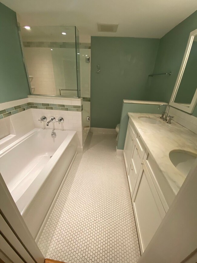 Building Photo - Spacious 2 bed 2 bath unit in the heart of...