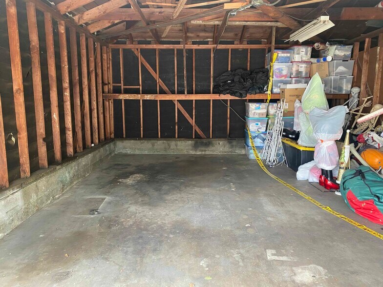 Building Photo - 12747 Oxnard St