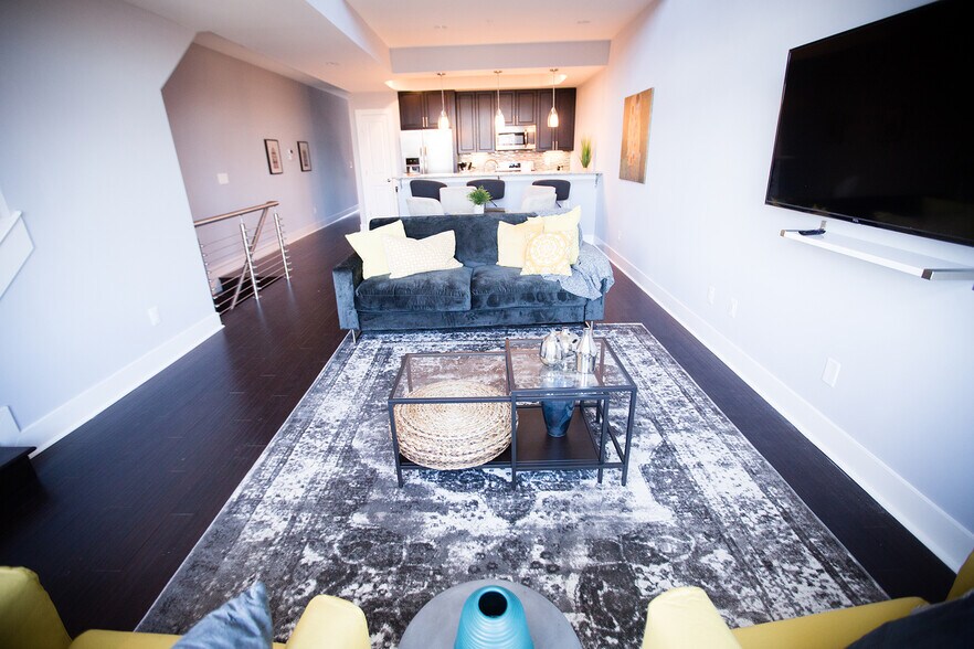 Building Photo - 2122 3rd St NE