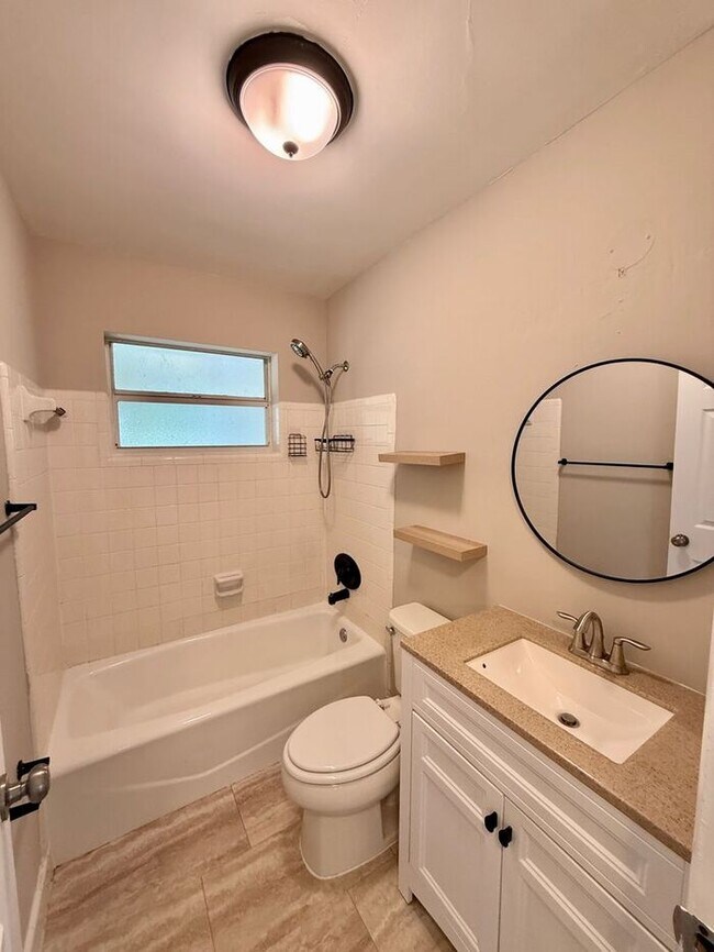 Building Photo - Cute 3/2 Home in Deltona!