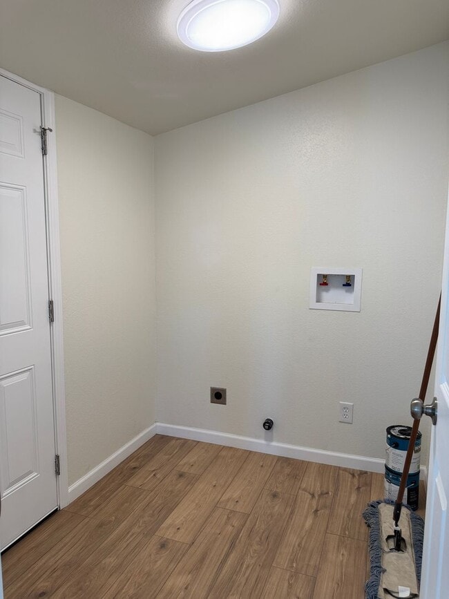 Building Photo - NOW AVAILABLE!!  2 Bedroom; 2 Bath Newly R...