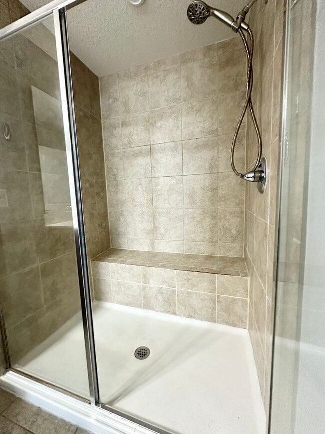 Building Photo - Modern 3-Bedroom Townhome in Gated Communi...