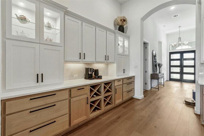 Building Photo - 104 Rainbow Vly Trl