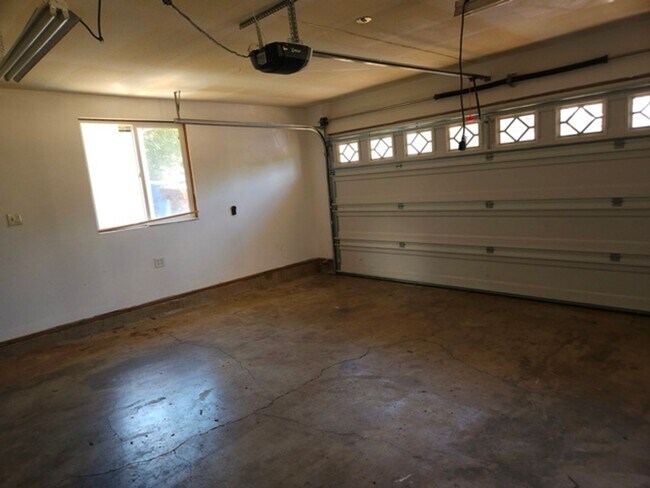 Building Photo - 3Bd/2Ba Single Story Home-Available soon!