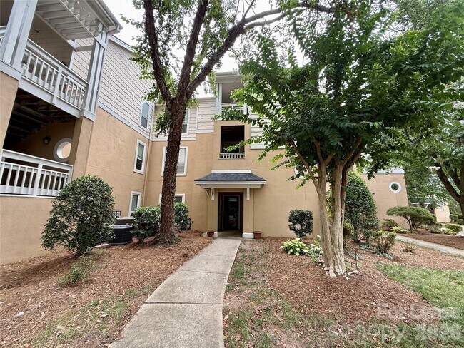 Building Photo - 18009 Kings Point Dr