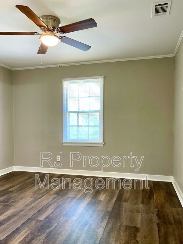 Building Photo - 4095 Chelsea Ave