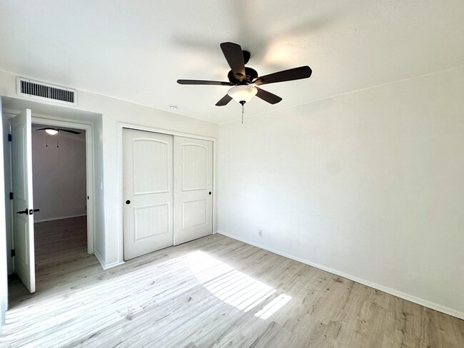 Building Photo - Renovated 2 Bedroom with New Flooring! Des...