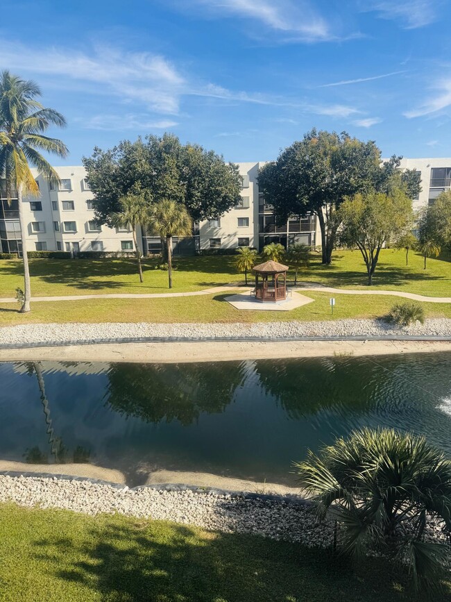 Building Photo - 3178 Via Poinciana