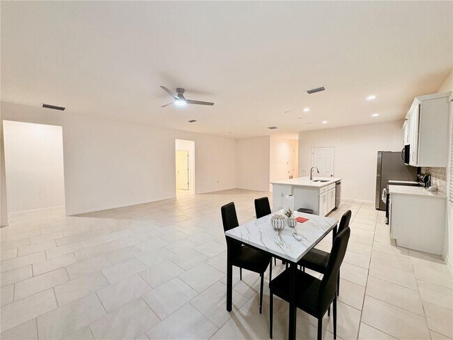 Building Photo - 1568 Sky Lks Dr