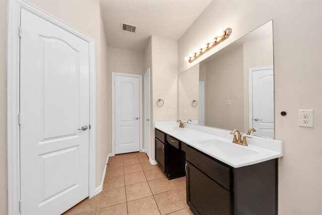 Building Photo - 122 Persimmon Dr
