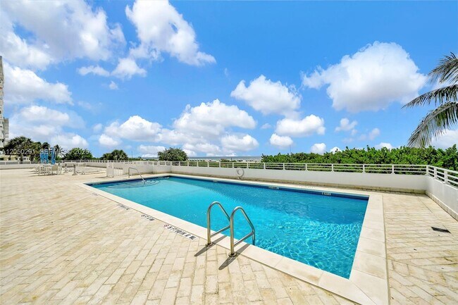Building Photo - 345 Ocean Dr