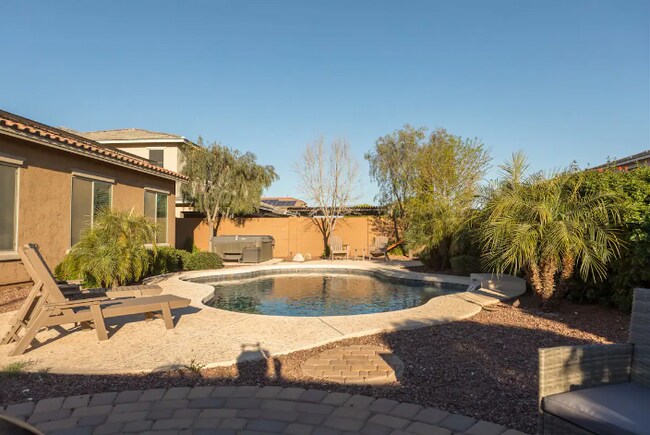 Building Photo - 18519 W Paradise Ln