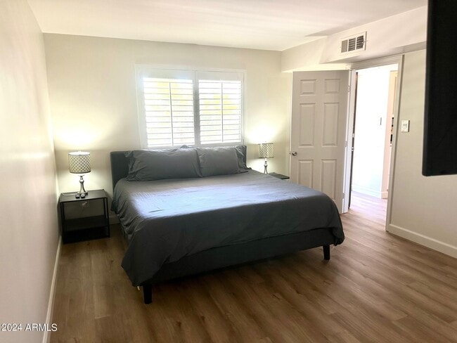 Building Photo - 7625 E Camelback Rd