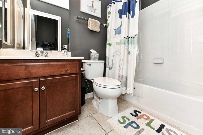 Building Photo - 2505 S Kenmore Ct