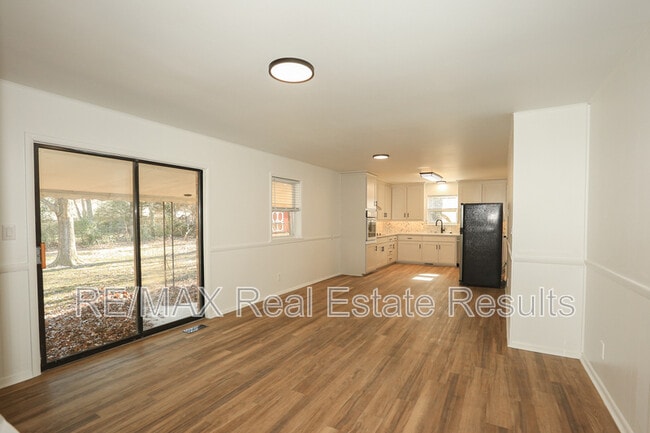 Building Photo - 2842 N Loxley Ave