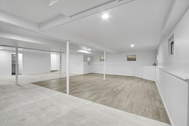 Building Photo - 1645 Estate Cir
