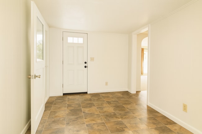 Building Photo - Charming Bend Home with Spacious Bonus Roo...