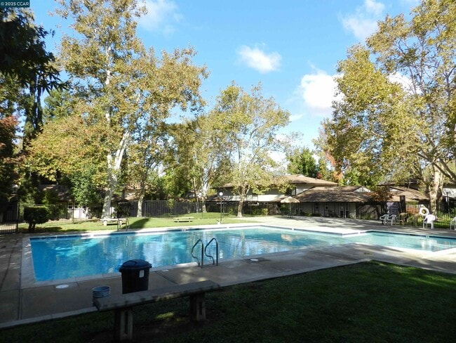 Building Photo - 5519 Roundtree Dr