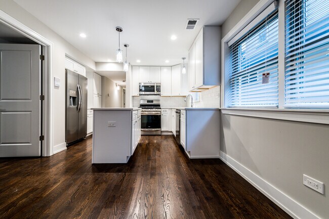 Building Photo - 3822 N Kenneth Ave