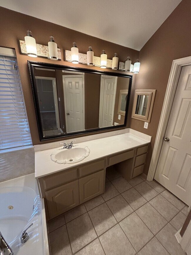 Building Photo - Great Flower Mound Location!