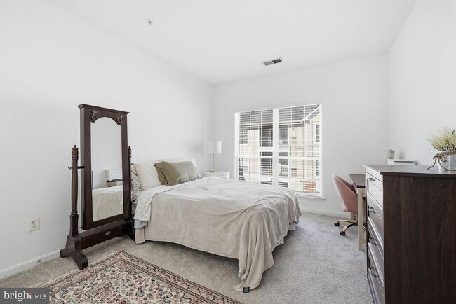 Building Photo - 4852 Eisenhower Ave