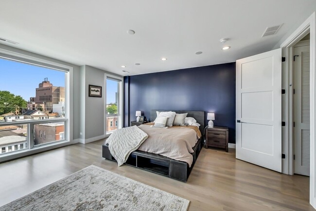 Building Photo - 2429 W Augusta Blvd