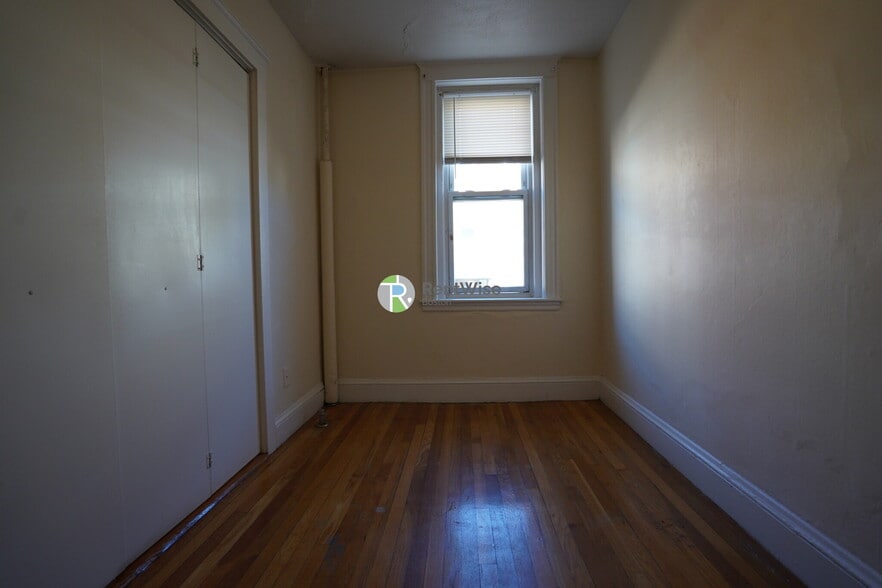 Building Photo - 5-11 Barrows St