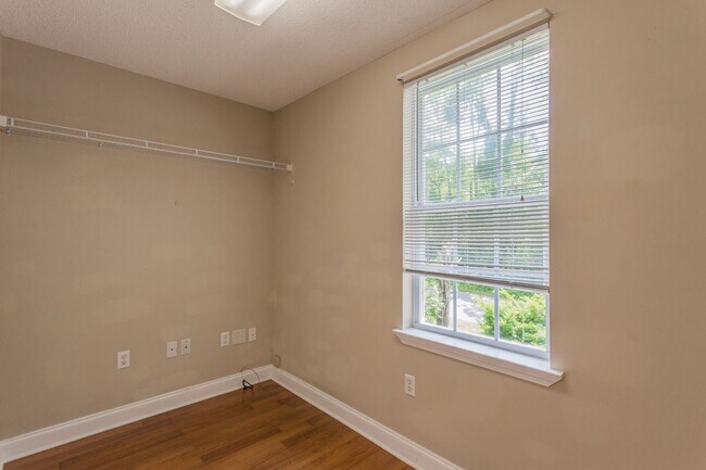 Building Photo - Charming home on River Canyon Drive