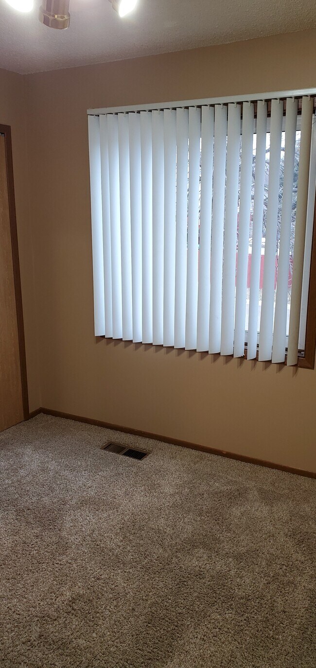 2nd - upper level bedroom - 14619 Burnell Park Dr