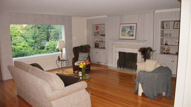 Building Photo - 460 Highcrest Dr