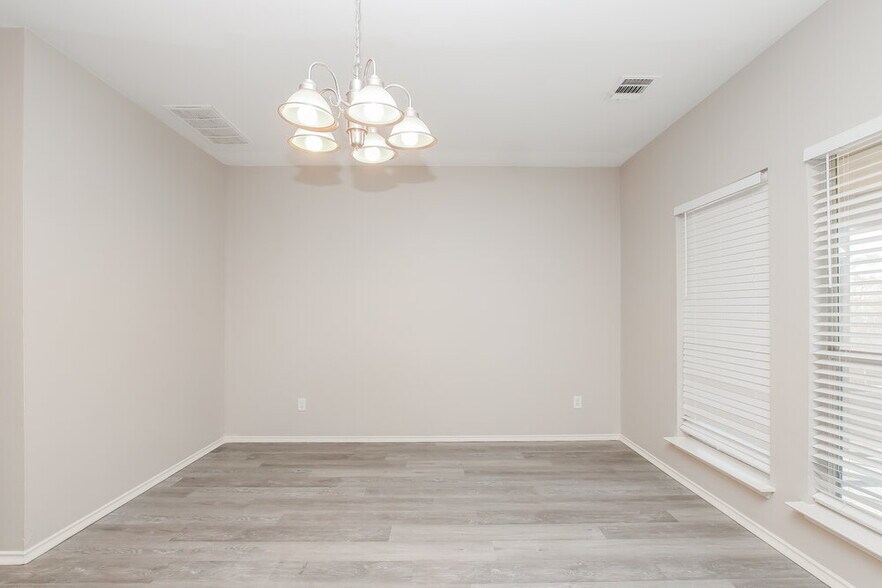 Building Photo - 121 Castle Dr