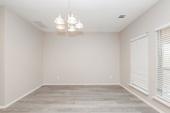 Building Photo - 121 Castle Dr