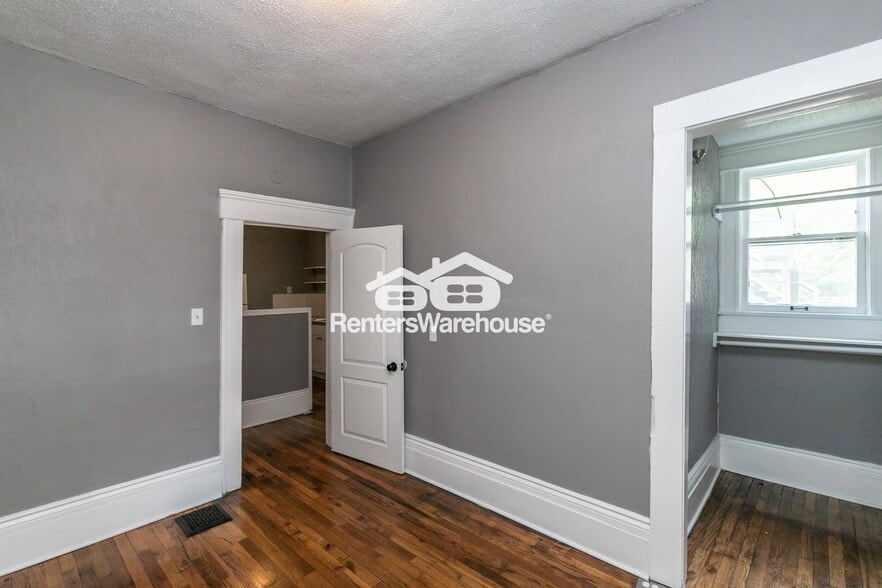 Building Photo - 4105 Oak St