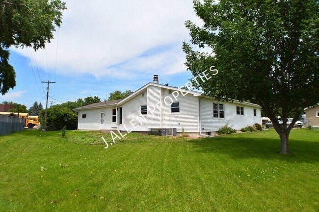 Building Photo - 2219 Sunset Ave