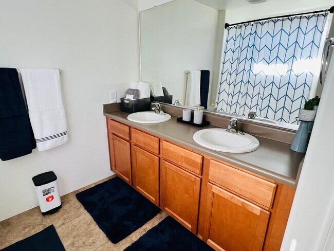 Building Photo - Furnished monthly rental home with all utilities included.