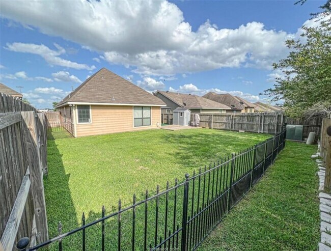 Building Photo - 244 Fieldstone Pl