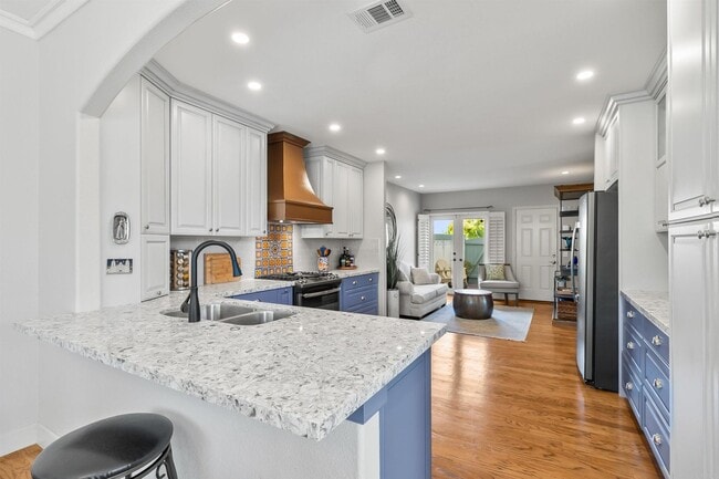 Building Photo - Immaculate 3 Bed, 2.5 Bath in Laguna Shores, Carlsbad!