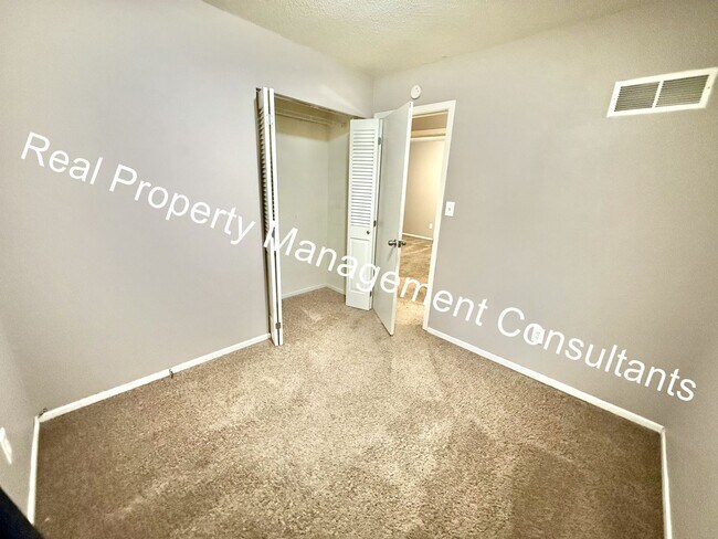 Building Photo - 3 Bedroom Split-Level Home in Sought-After...